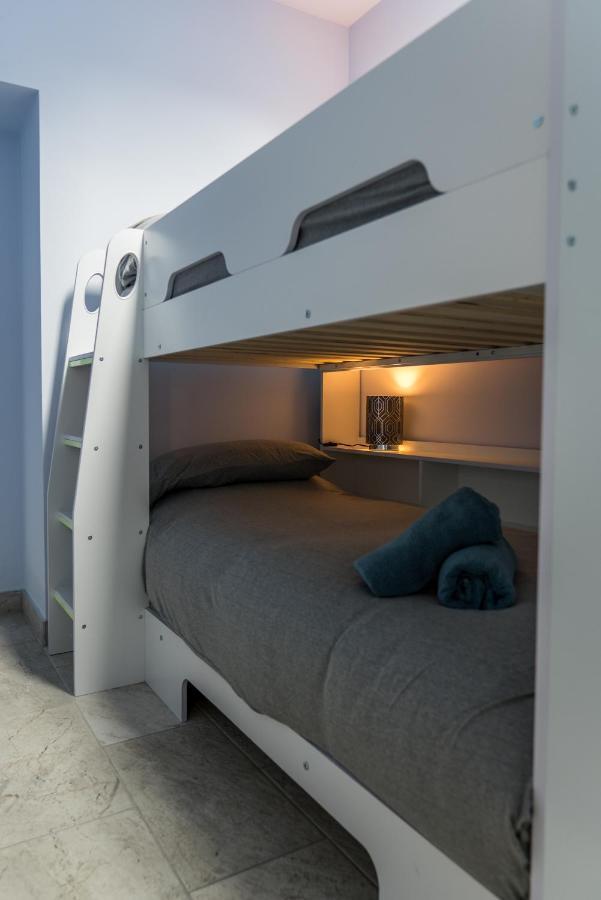 Parke -Hottub- Apartment เพมโบรคด็อค ภายนอก รูปภาพ