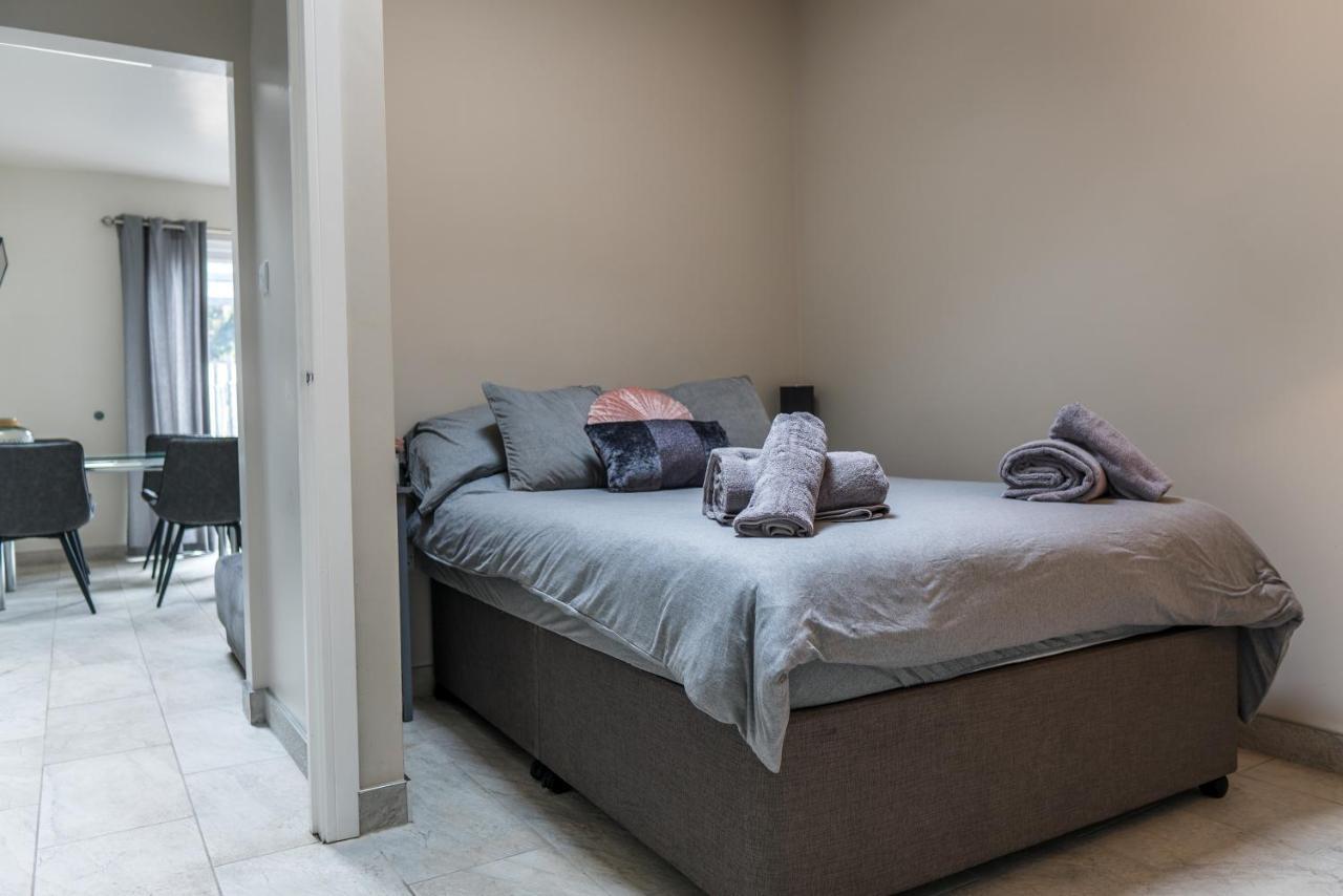 Parke -Hottub- Apartment เพมโบรคด็อค ภายนอก รูปภาพ