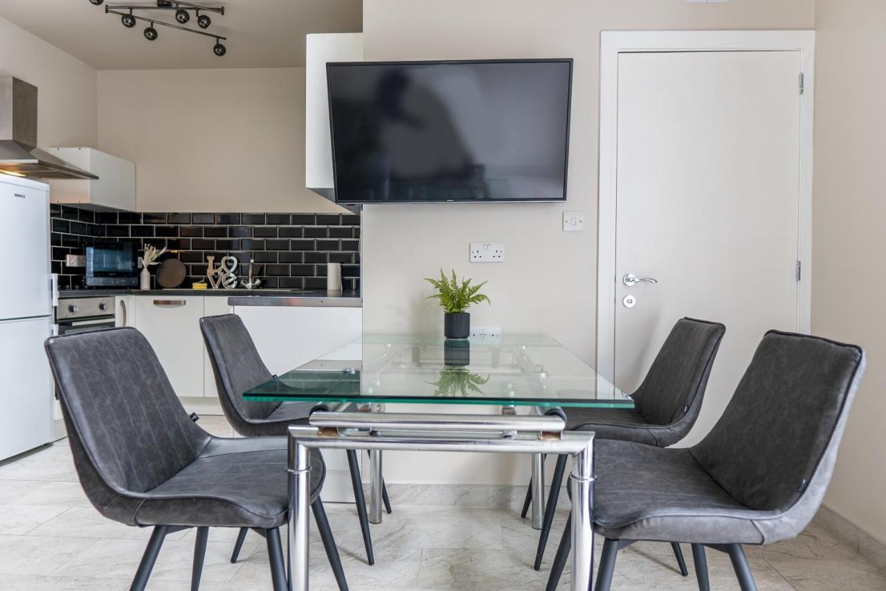 Parke -Hottub- Apartment เพมโบรคด็อค ภายนอก รูปภาพ